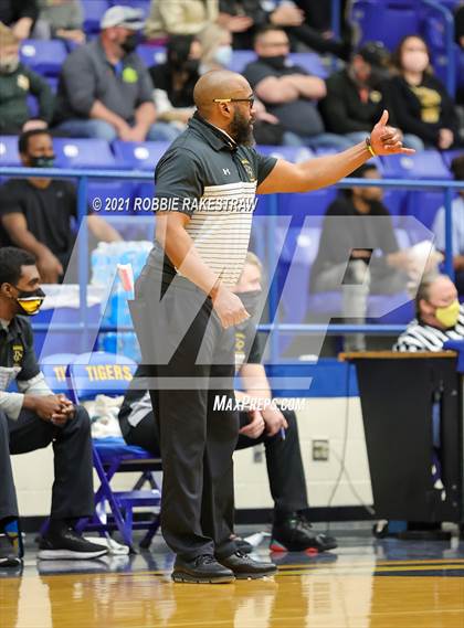 Thumbnail 3 in University vs. Crandall (UIL 5A Bi-District) photogallery.