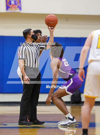 Thumbnail 3 in University vs. Crandall (UIL 5A Bi-District) photogallery.