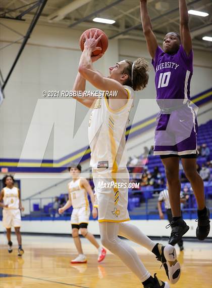 Thumbnail 1 in University vs. Crandall (UIL 5A Bi-District) photogallery.