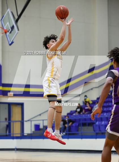 Thumbnail 3 in University vs. Crandall (UIL 5A Bi-District) photogallery.