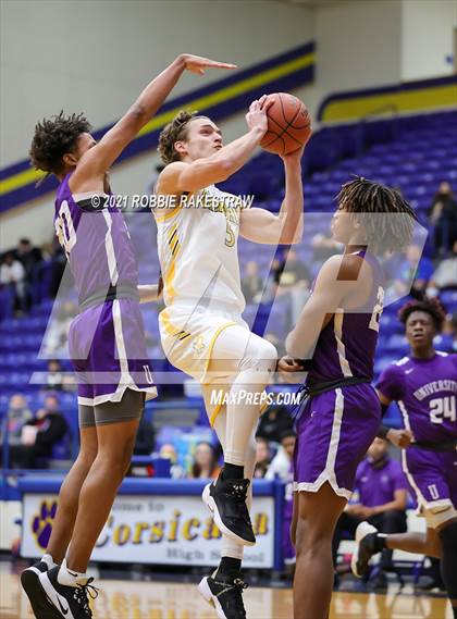 Thumbnail 2 in University vs. Crandall (UIL 5A Bi-District) photogallery.