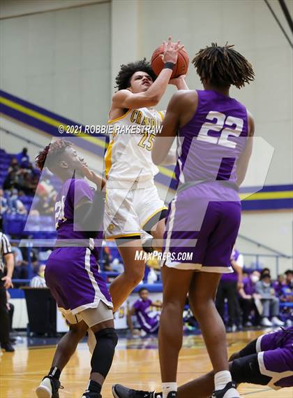 Thumbnail 1 in University vs. Crandall (UIL 5A Bi-District) photogallery.