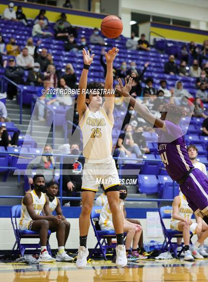 Thumbnail 2 in University vs. Crandall (UIL 5A Bi-District) photogallery.