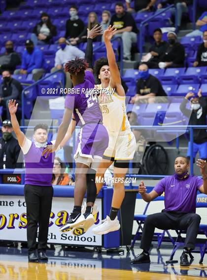 Thumbnail 1 in University vs. Crandall (UIL 5A Bi-District) photogallery.