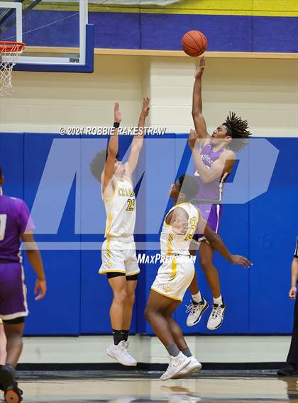 Thumbnail 1 in University vs. Crandall (UIL 5A Bi-District) photogallery.