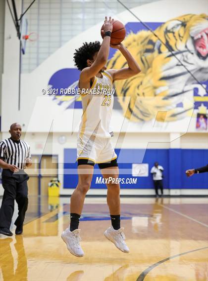 Thumbnail 2 in University vs. Crandall (UIL 5A Bi-District) photogallery.