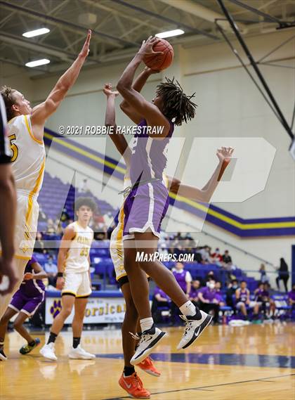 Thumbnail 3 in University vs. Crandall (UIL 5A Bi-District) photogallery.