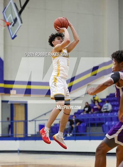 Thumbnail 2 in University vs. Crandall (UIL 5A Bi-District) photogallery.