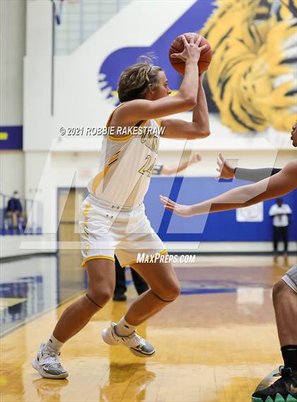 Thumbnail 2 in University vs. Crandall (UIL 5A Bi-District) photogallery.