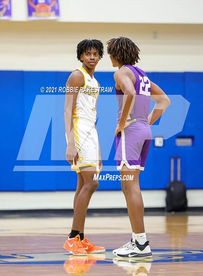 Thumbnail 2 in University vs. Crandall (UIL 5A Bi-District) photogallery.