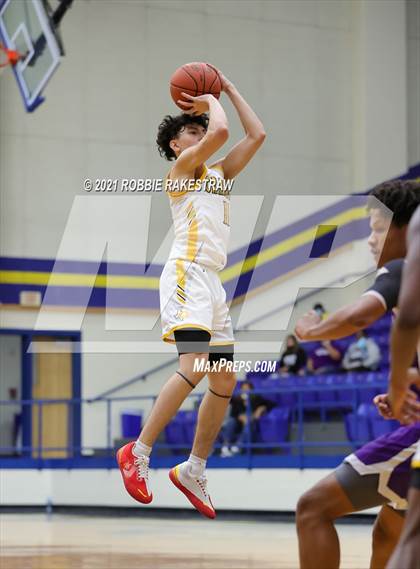 Thumbnail 1 in University vs. Crandall (UIL 5A Bi-District) photogallery.