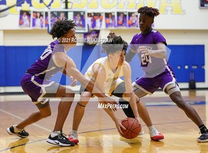 Thumbnail 1 in University vs. Crandall (UIL 5A Bi-District) photogallery.