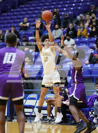 Thumbnail 2 in University vs. Crandall (UIL 5A Bi-District) photogallery.
