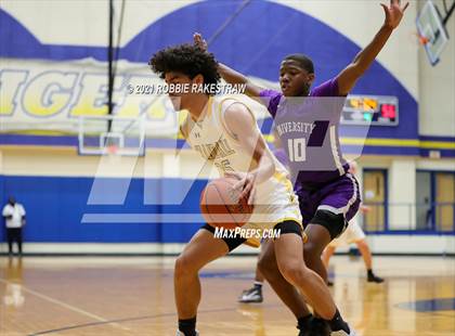 Thumbnail 2 in University vs. Crandall (UIL 5A Bi-District) photogallery.