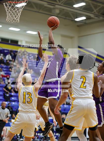 Thumbnail 3 in University vs. Crandall (UIL 5A Bi-District) photogallery.