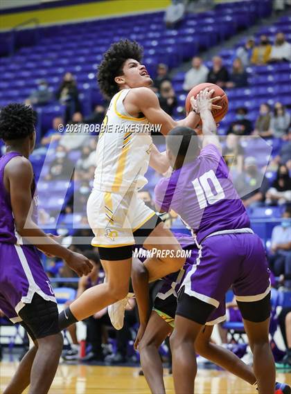 Thumbnail 2 in University vs. Crandall (UIL 5A Bi-District) photogallery.