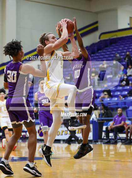 Thumbnail 3 in University vs. Crandall (UIL 5A Bi-District) photogallery.