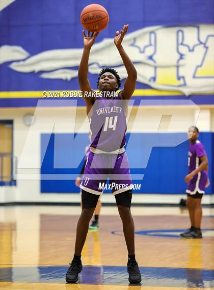 Thumbnail 2 in University vs. Crandall (UIL 5A Bi-District) photogallery.