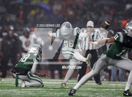 Thumbnail 3 in De La Salle vs. Pittsburg (CIF NCS Open Final) photogallery.