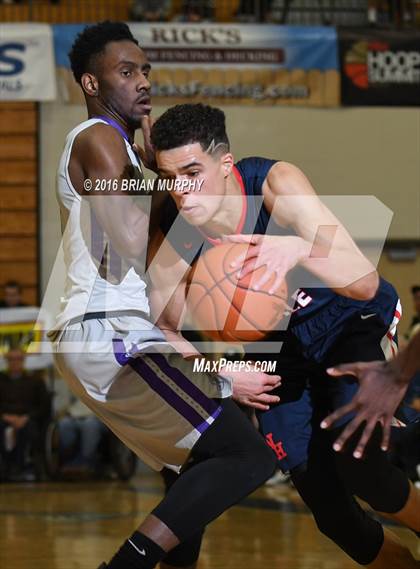 Thumbnail 2 in Nathan Hale vs. Garfield (Les Schwab Invitational) photogallery.