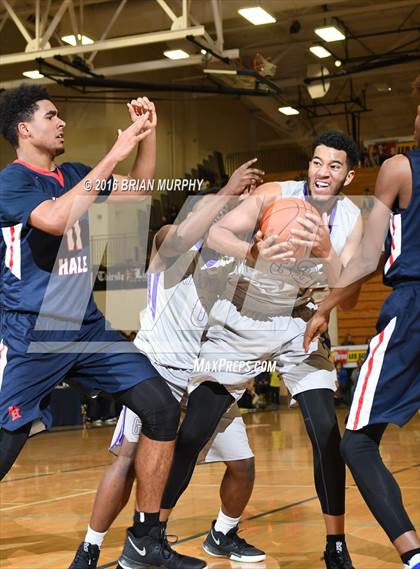 Thumbnail 2 in Nathan Hale vs. Garfield (Les Schwab Invitational) photogallery.