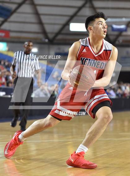 Thumbnail 2 in Union vs. Kennedy Catholic (WIAA 4A Quarterfinal)  photogallery.