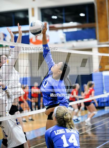 Thumbnail 1 in Kellenberg Memorial vs. Long Beach (Long Beach Invitational) photogallery.
