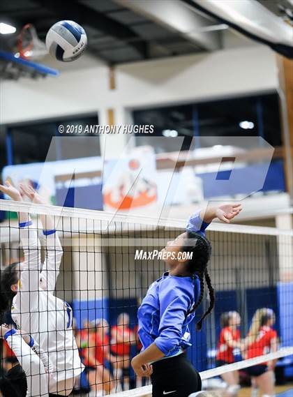 Thumbnail 3 in Kellenberg Memorial vs. Long Beach (Long Beach Invitational) photogallery.