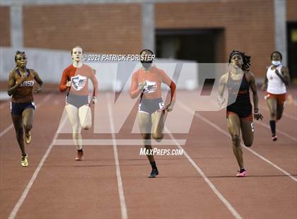 Thumbnail 3 in Alamo Heights Relays 8 photogallery.