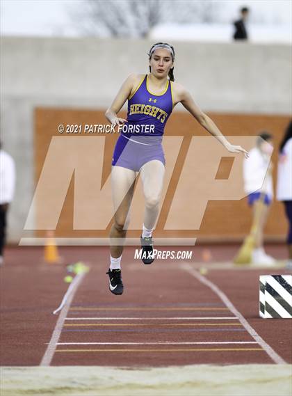 Thumbnail 3 in Alamo Heights Relays 8 photogallery.