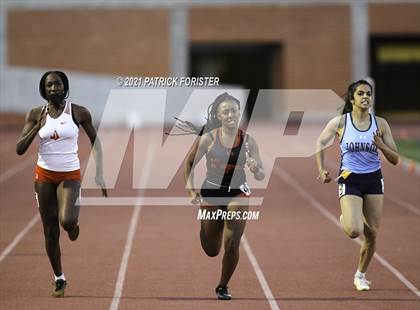 Thumbnail 2 in Alamo Heights Relays 8 photogallery.