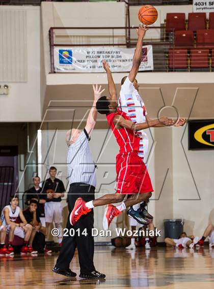 Thumbnail 1 in Grapevine Faith Christian vs. Hirschi (Fantasy of Lights) photogallery.