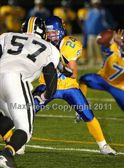 Thumbnail 1 in Verbum Dei vs. Bosco Tech photogallery.