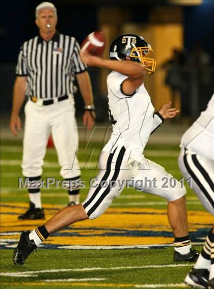 Thumbnail 1 in Verbum Dei vs. Bosco Tech photogallery.