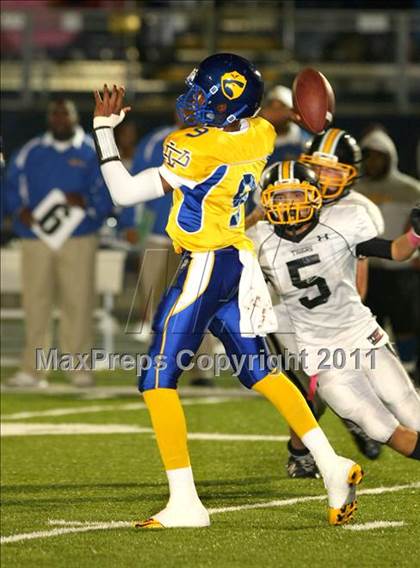 Thumbnail 2 in Verbum Dei vs. Bosco Tech photogallery.