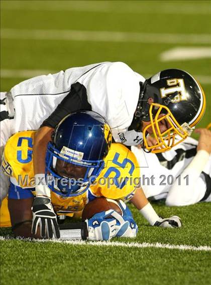 Thumbnail 1 in Verbum Dei vs. Bosco Tech photogallery.