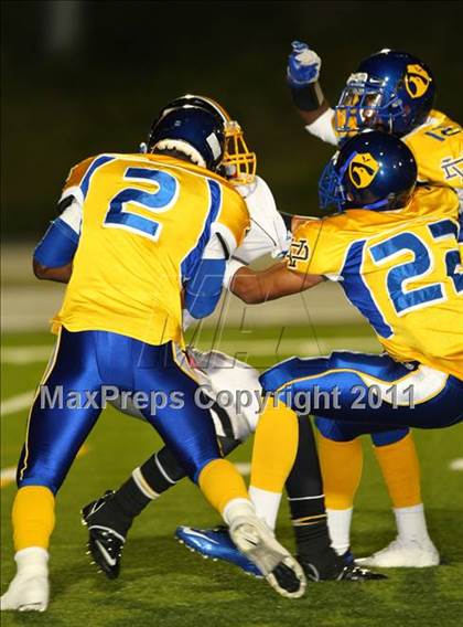 Thumbnail 1 in Verbum Dei vs. Bosco Tech photogallery.