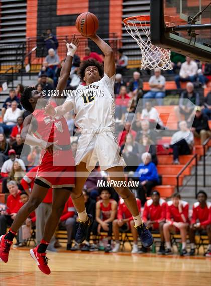 Thumbnail 2 in O'Fallon vs. Alton  (IHSA 4A Regional Semifinal) photogallery.