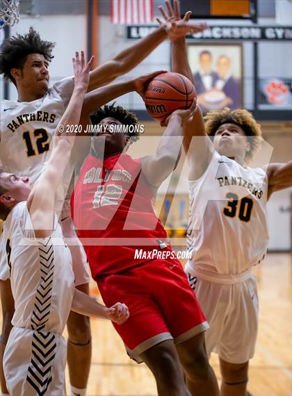 Thumbnail 2 in O'Fallon vs. Alton  (IHSA 4A Regional Semifinal) photogallery.