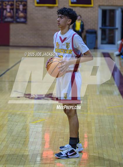 Thumbnail 1 in Salpointe Catholic vs Sahuaro photogallery.