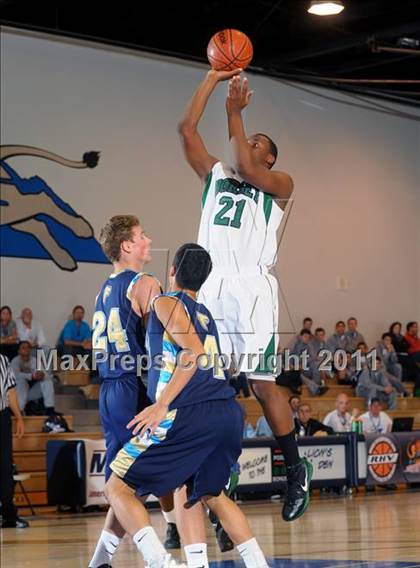 Thumbnail 1 in Foothill vs. Dorsey (MaxPreps Holiday Classic) photogallery.