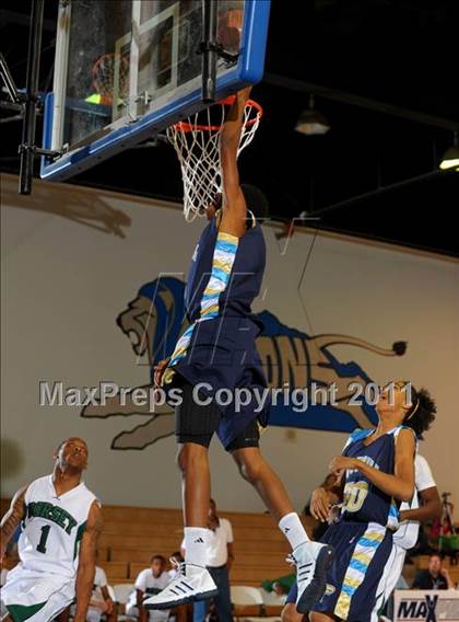 Thumbnail 2 in Foothill vs. Dorsey (MaxPreps Holiday Classic) photogallery.