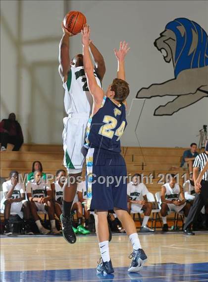 Thumbnail 2 in Foothill vs. Dorsey (MaxPreps Holiday Classic) photogallery.