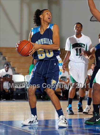 Thumbnail 3 in Foothill vs. Dorsey (MaxPreps Holiday Classic) photogallery.