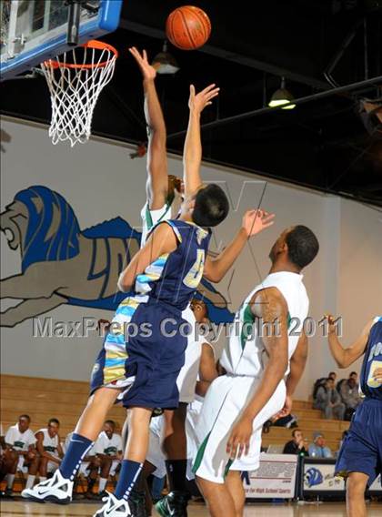 Thumbnail 2 in Foothill vs. Dorsey (MaxPreps Holiday Classic) photogallery.
