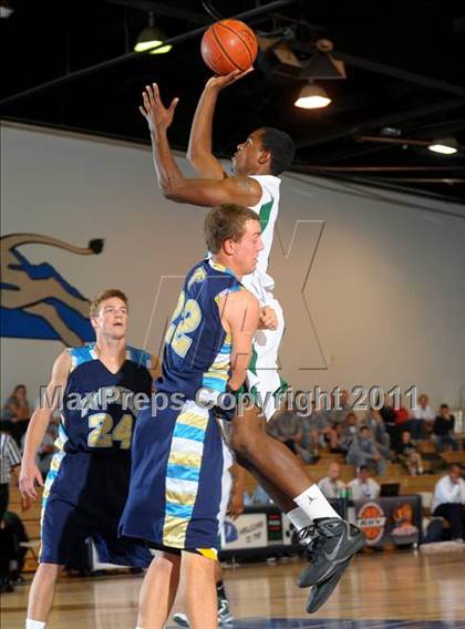 Thumbnail 1 in Foothill vs. Dorsey (MaxPreps Holiday Classic) photogallery.
