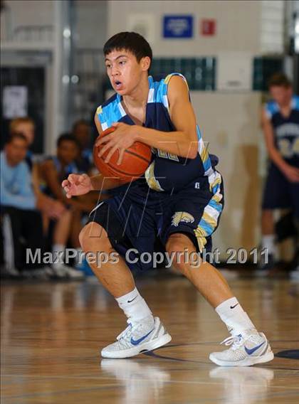 Thumbnail 2 in Foothill vs. Dorsey (MaxPreps Holiday Classic) photogallery.