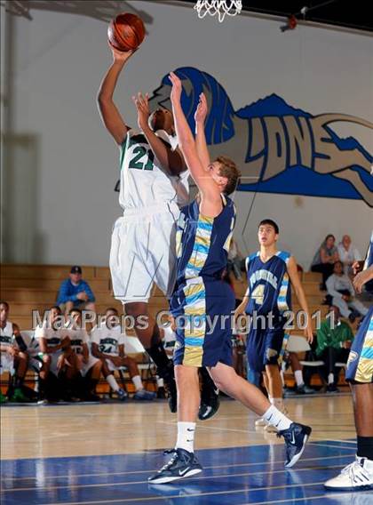 Thumbnail 1 in Foothill vs. Dorsey (MaxPreps Holiday Classic) photogallery.