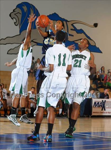 Thumbnail 3 in Foothill vs. Dorsey (MaxPreps Holiday Classic) photogallery.