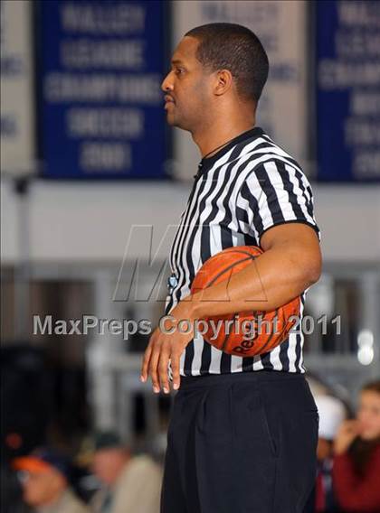 Thumbnail 3 in Foothill vs. Dorsey (MaxPreps Holiday Classic) photogallery.